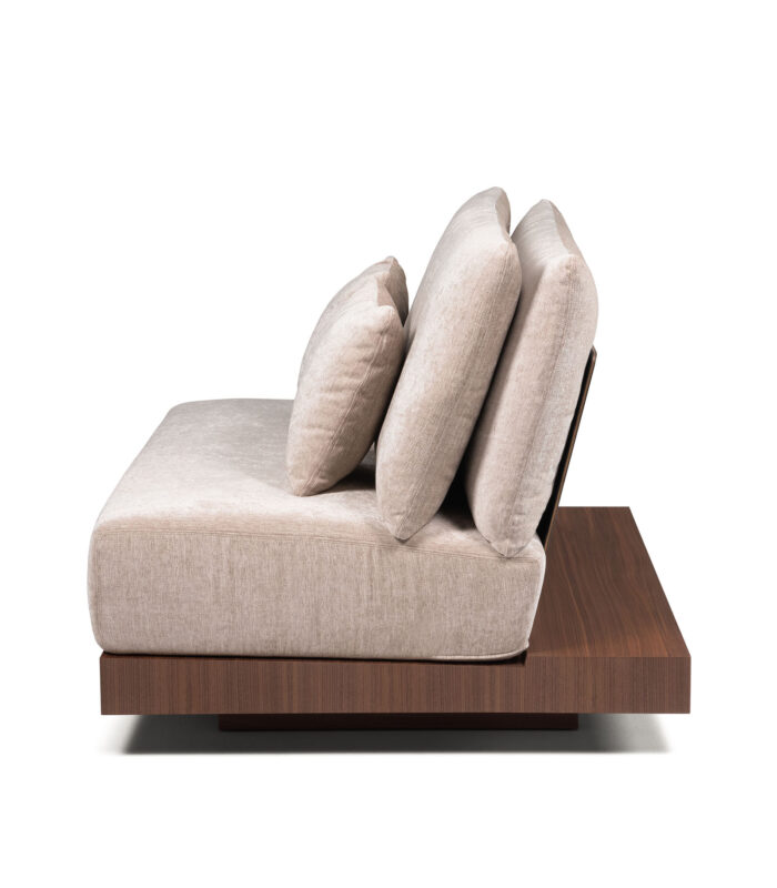 Modulo imbottito di design con struttura in legno e cuscino in tessuto grigio.
