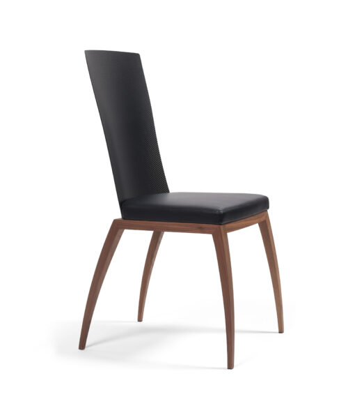 Sedia design moderna in fibra di carbonio, ideale per un ambiente minimalista e futuristico.