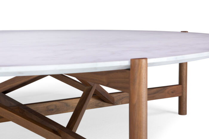 Dettaglio del tavolino di design in marmo per il salotto e con supporto in legno.